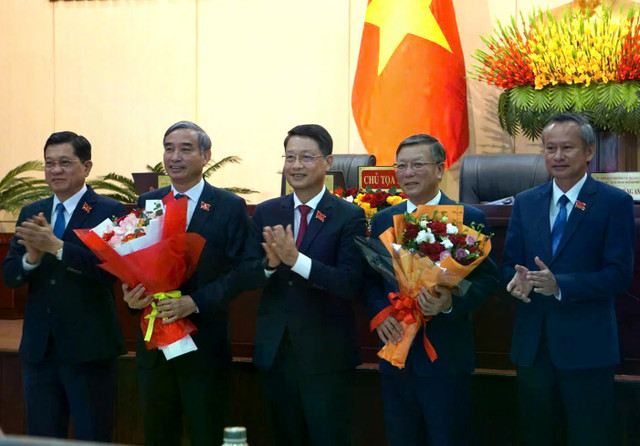 HĐND TP. Đà Nẵng tặng hoa cho ông Lê Trung Chinh (bên trái) và Lê Văn Trung. da-nang-1653-1.jpg