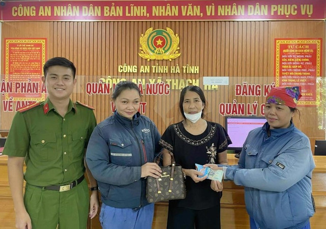 Bà Lê Thị Huê nhận lại tài sản bị đánh rơi. 688b04a9d4b6c.jpg