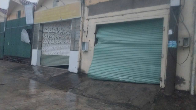Cửa cuốn tại các quán hàng ở Cảng cá Thạch Kim bị bão số 5 tàn phá. 537967611-4170051589898711-9180367259355558550-n.jpg