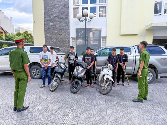 Các đối tượng cùng tang vật bị cơ quan Công an bắt giữ. nhom-7-doi-tuong-cuop-tai-san11-1758286019219.jpg