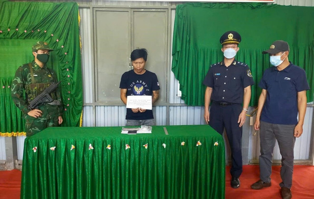 Nguyễn Đức Bình cùng tang vật bị bắt giữ. 184101800am-100100650ama-5348.jpg