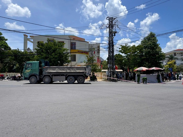 Hiện trường vụ tai nạn. z6902752536593fa93fc7520cde3997887e0212a084dfe.jpg