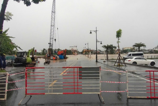 Đập Đá bị tràn nước, lực lượng chức năng TP Huế dựng rào chắn hạn chế phương tiện qua lại. rao-chan-1749785617903.jpg