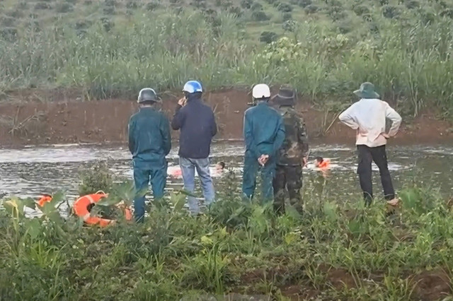 Lực lượng chức năng tìm kiếm nạn nhân. hinh-1-011bbdb03fab742af47d4b3bc1c15472.jpg