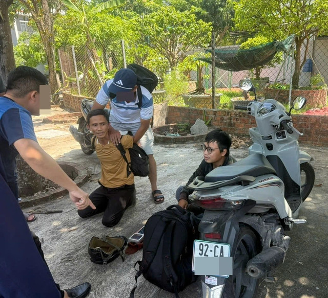 Trần Thế Anh (áo vàng) và Lê Thanh Thành cùng phương tiện vừa trộm cắp được. tran-the-anh-ao-vang-va-le-thanh-thanh-cung-phuong-tien-vua-trom-cap-duoc-1.jpg
