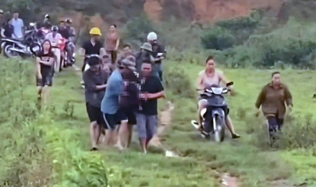 Lực lượng chức năng cùng người dân đưa thi thể nạn nhân về nhà. 11.jpg