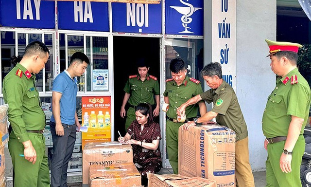 Lực lượng chức năng đang kiểm đếm hàng hóa. images814279-anh-t1-2471-9680.jpg