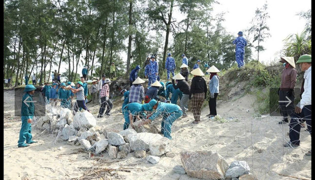 Hơn 400 cán bộ, chiến sĩ, dân quân tự vệ, đoàn thanh niên cùng người dân chung tay gia cố các điểm xung yếu trên tuyến đê Hội Thống. 538308722-122123159720927962-6811582650654049191-n.jpg