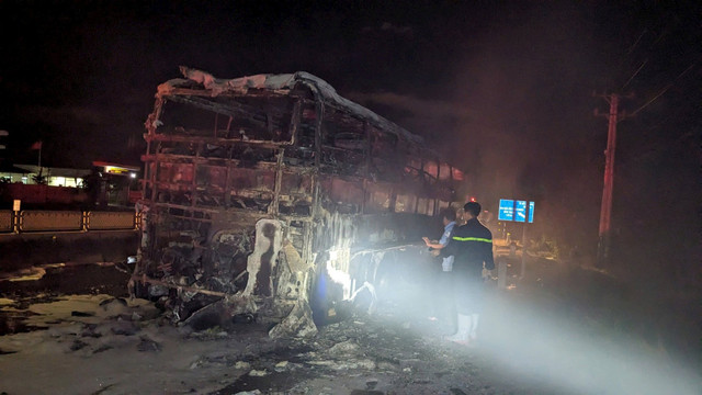 Chiếc xe khách bị cháy trơ khung. z6788948746172-42a6f16dd52187b200313fa974448734.jpg