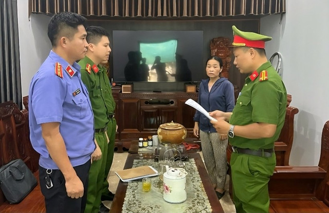 Cơ quan chức năng khám xét nơi ở của đối tượng Trần Đình Dư. 8508.jpg
