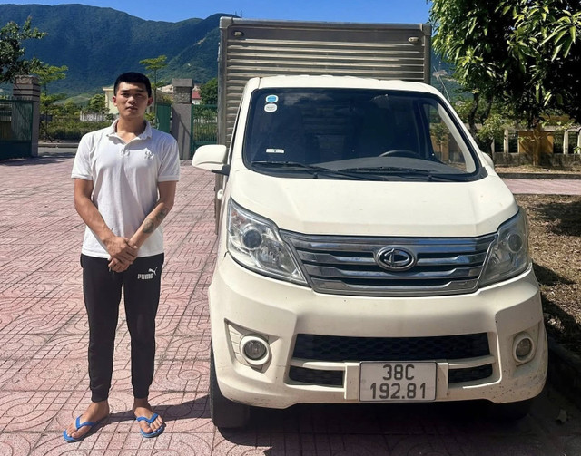 Đối tượng Nguyễn Hoàn Phúc cùng tang vật bị bắt giữ. 531701090-1464461841803302-1961355578650329354-n.jpg