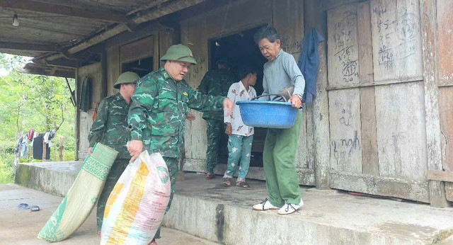 Bộ đội Biên phòng hỗ trợ bà con dân tộc Chứt ở bản Rào Tre di dời tài sản. di-doi10-1926.jpg