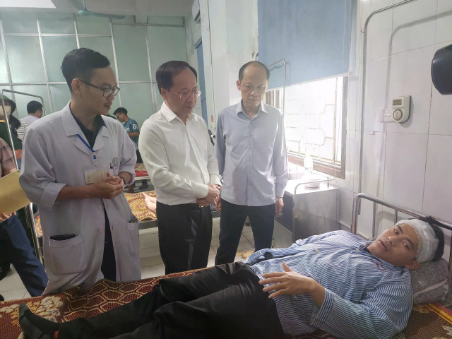 Lãnh đạo tỉnh Hà Tĩnh thăm hỏi, động viên các nạn nhân đang điều trị tại Bệnh viện Đa khoa TX Kỳ Anh. xekhach10-175341401435075447665.jpg