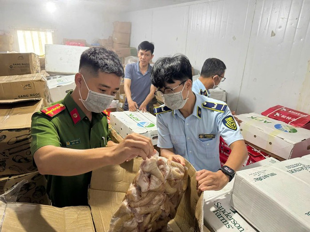 Lực lượng chức năng kiểm đếm tang vật. ah.jpg