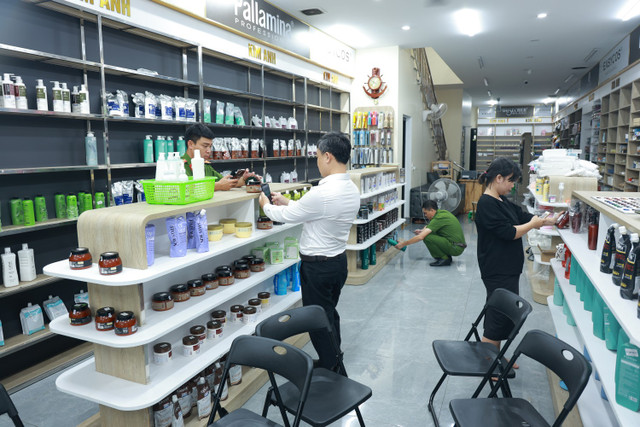 Lực lượng chức năng kiểm tra mỹ phẩm tại cửa hàng của ông T.Đ.V. fg.jpg