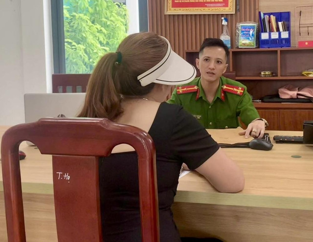 Bà L.T.L. tại cơ quan Công an. 68aabee81d3a6.jpg