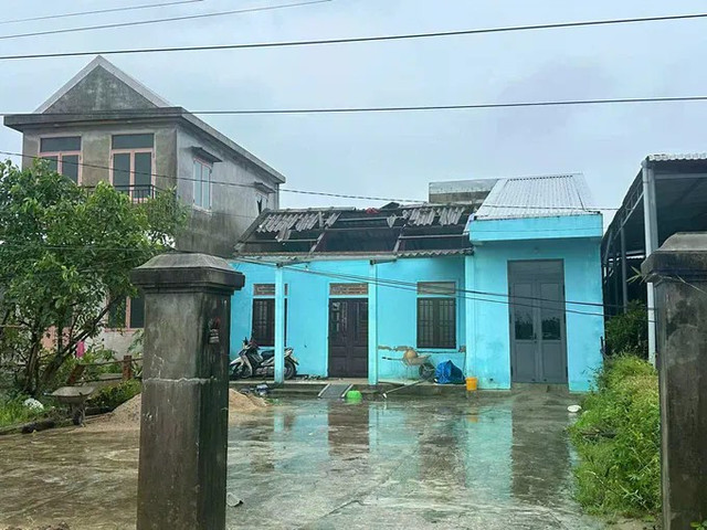 Nhiều nhà dân bị hư hỏng nặng nề. img-20250928-082431-9785-721.jpg