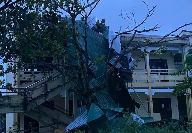 Một số công trình bị tốc mái hoàn toàn. img-20250928-082445-1177-4365.jpg