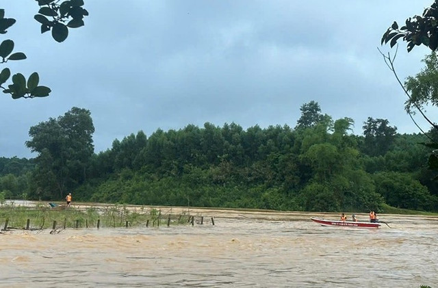 Lực lượng chức năng ứng cứu, đưa anh H. về nhà an toàn. 2.jpg