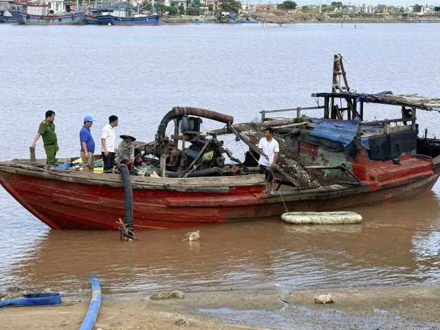 Lực lượng Công an bắt giữ tàu khai thác cát trái phép... 1-7.jpg