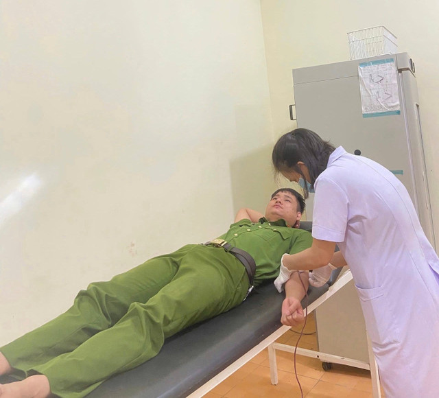 Thượng úy Trần Quảng Đại vượt mưa bão hiến máu cứu người. image-7748.jpg