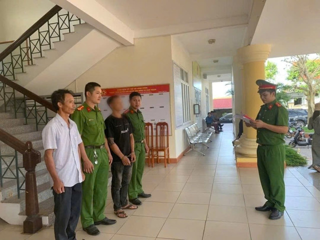 Cơ quan Công an tống đạt quyết định khởi tố đối với C.N.H. trom-cap-310.jpg