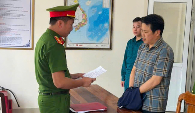 Cơ quan CSĐT tống đạt quyết định khởi tố bị can, thi hành Lệnh bắt bị can để tạm giam đối với Trần Phú Hòa. ki.jpg