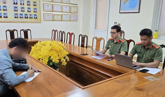 Đại diện Công ty TNHH tổ chức sự kiện A.P.Đ làm việc với cơ quan Công an. a.jpg