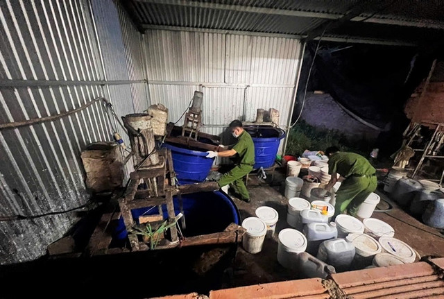 Cơ quan Công an kiểm tra cơ sở nghi sản xuất phân bón giả. a11.jpg