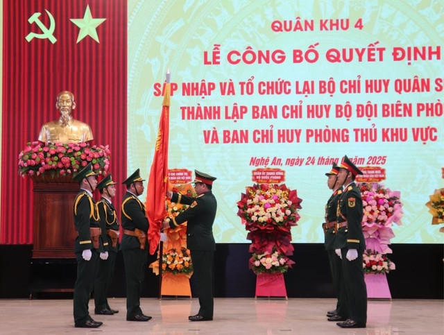 Trung tướng Nguyễn Hồng Thái trao Quân kỳ Quyết thắng cho Ban Chỉ huy BĐBP thành phố Huế. 28711238pm-34111232pm8.jpg