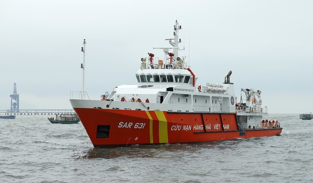 Các thuyền viên tàu Công Thành 07 được đưa vào bờ an toàn. chim-tau-2.jpg