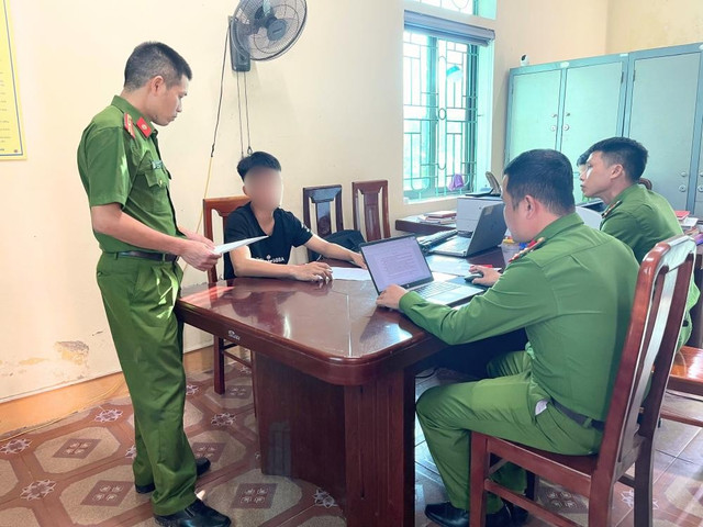 Nguyễn B. K.D. đang làm việc với cơ quan Công an. Ảnh: CACC. 68ea308e3a036.jpg