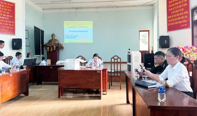 Toàn cảnh buổi đấu giá. z6723847437816-86095ea04bba4d0e3eda3a9c5ab5eaa7-71069.jpg
