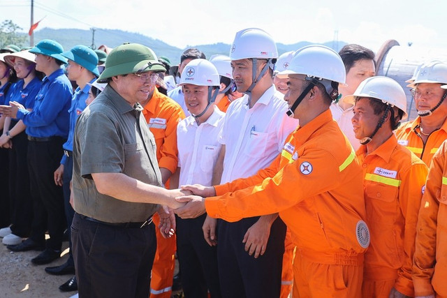 Thủ tướng động viên các kỹ sư, công nhân... img8907-17547144971011654872914.jpg