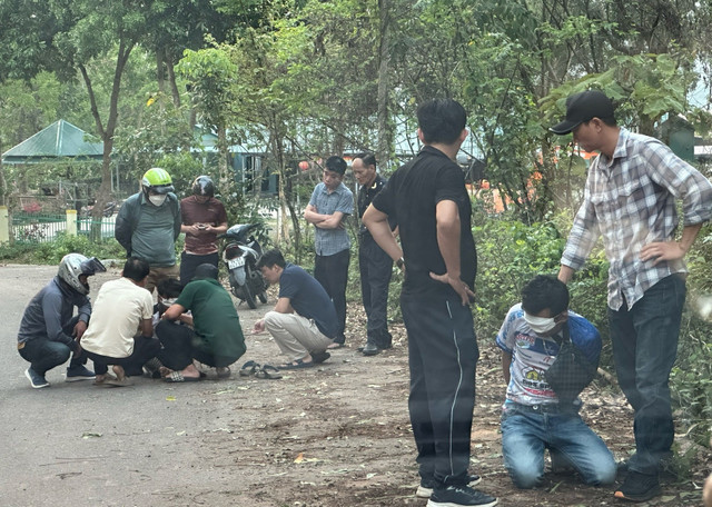 Lực lượng đánh án vây bắt các đối tượng vận chuyển 100kg ma tuý từ Lào về Việt Nam tiêu thụ. z5308763819657-173f45f1831bcd52067b01001487703d-copy-803.jpg