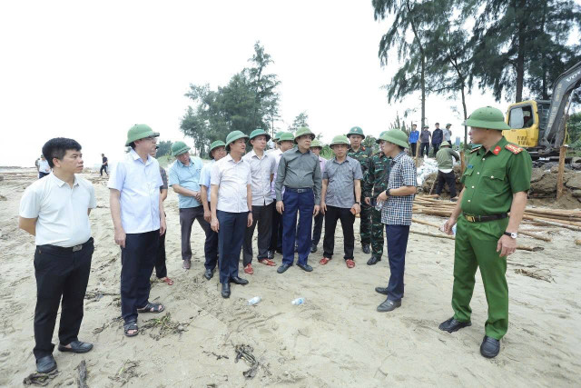 Ông Võ Trọng Hải - Chủ tịch UBND tỉnh Hà Tĩnh kiểm tra công tác phòng chống bão số 5 tại xã Đan Hải. 536609942-122123311592927962-3626258775592312644-n.jpg