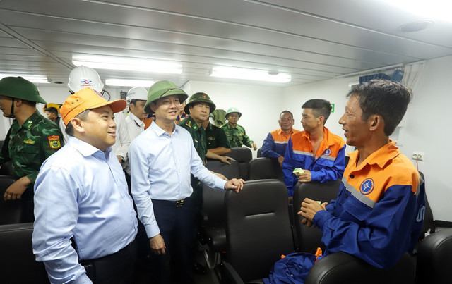 Ông Trần Báu Hà - Phó Chủ tịch UBND tỉnh Hà Tĩnh ân cần thăm hỏi, động viên các thuyền viên. chim-tau-3.jpg
