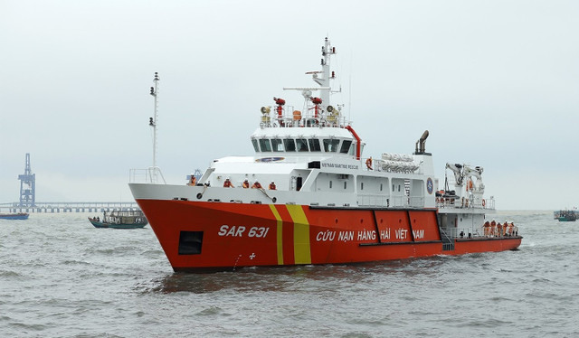 Tàu SAR 631 chở các thuyền viên gặp nạn vào bờ an toàn. chim-tau-2.jpg