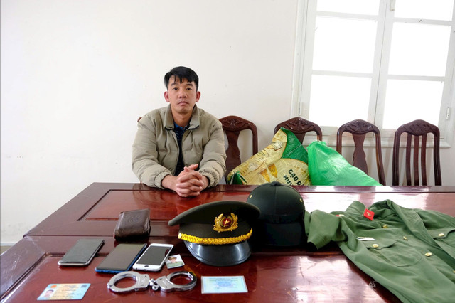Huỳnh Lê Công cùng tang vật tại cơ quan Công an. z7075618703526-222d1b85f6ddef8038e7ed374c9d1a31.jpg