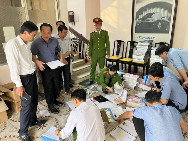 Lực lượng chức năng khám xét Trung tâm đăng kiểm. dang-kiem1-1749117020986.jpg