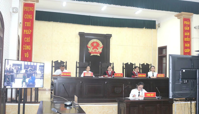 Toàn cảnh phiên toà trực tuyến. Ảnh: Minh Phương qh.jpg