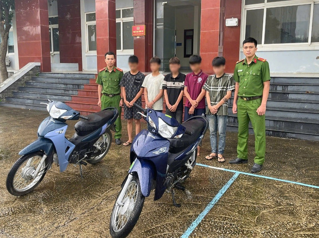Các đối tượng cùng tang vật bị bắt giữu. Ảnh: CACC. images2029491-1.jpg