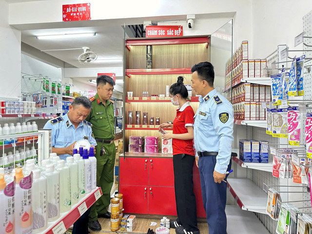 Lực lượng chức năng kiểm tra tại các cửa hàng. 18-6-xu-phat.jpg