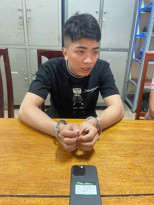 Đối tượng Nguyễn Đức Bình cùng tang vật bị bắt giữ. b8b2d19e-c5f7-4dee-b8e5-3e3cc5d4dd1e.jpg