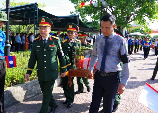 Lãnh đạo tỉnh Quảng Bình di chuyển hài cốt liệt sĩ về nơi an nghỉ cuối cùng. imgp2887-2-17478018531291330614403.png