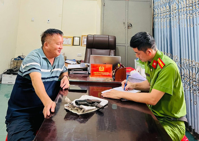 Anh N.H.H (TDP 3, xã Hương Khê) tự nguyện giao nộp khẩu súng quân dụng K54. 515293312-1424447728806755-5435105025637818441-n.jpg