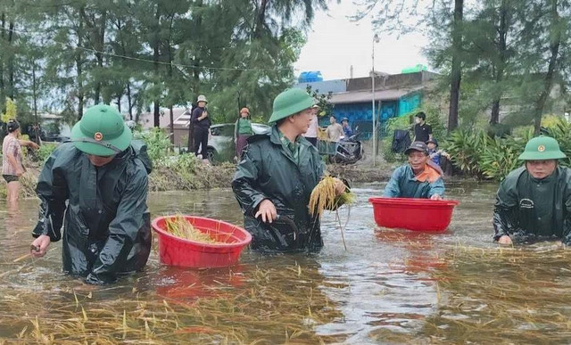 Lực lượng chức năng cùng người dân khắc phụ hậu quả mưa lũ. Ảnh: NV. 0953353-nguoi-tu-vong-trong-mua-lu-o-quang-tri-2-0951.jpg