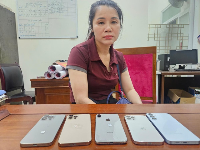 Đối tượng Trần Thị Nguyên cùng tang vật bị bắt. Ảnh: CAĐN. z6686448422732-6935916a5bc3c96812f2cca538b71c5e.jpg