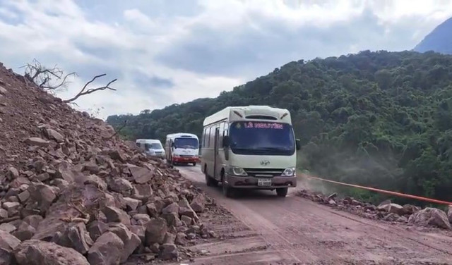 Sau nhiều giờ khắc phục, Quốc lộ 15D đã được thông xe trở lại. Ảnh Duy Lợi. thong-tuyen-vi-tri-sat-lo-gay-ach-tac-giao-thong-tren-ql15d-len-cua-khau-la-lay-1-2-1751968151596900733408.jpg
