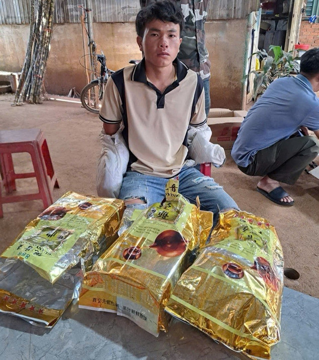 Giàng Seo Hoà cùng tang vật bị bắt giữ. 1.jpg